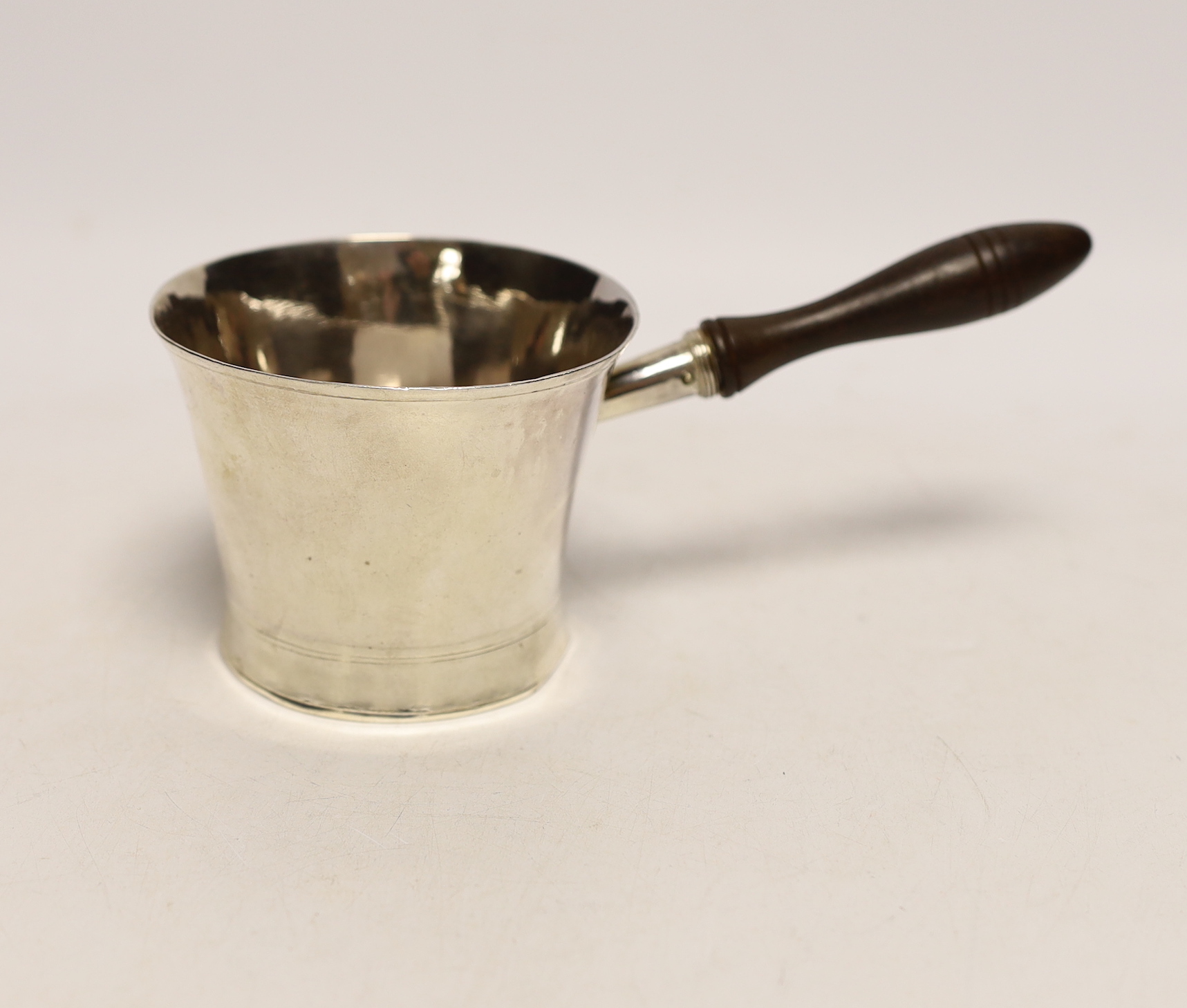 A George III silver tub shaped brandy warmer, with flared rim and turned wooden handle, Henry Chawner, London, 1791, length 19.2cm, gross weight 5.1oz.